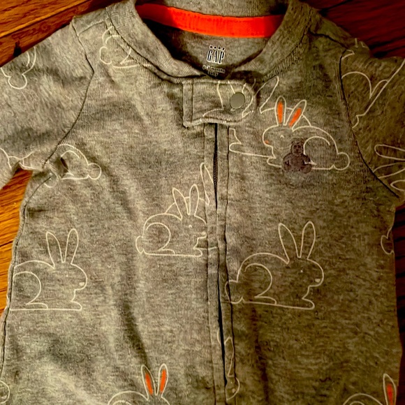 Baby GAP outfit with matching hat - Picture 3 of 6